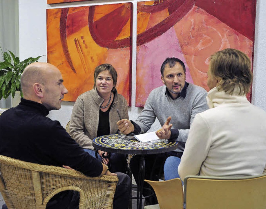 Alle an einen Tisch bekommen, um Konfl...er (hinten rechts) eine solche Runde.   | Foto: Thomas Kunz