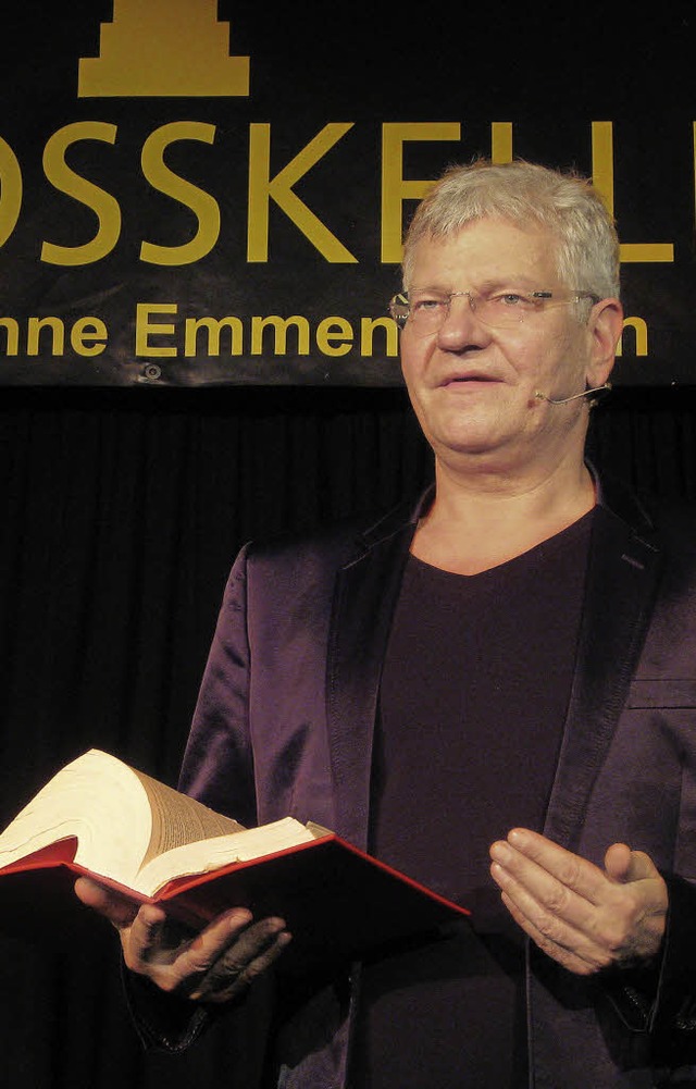 Werner Koczwara mit dem Gesetzbuch.  | Foto: Marco Kupfer