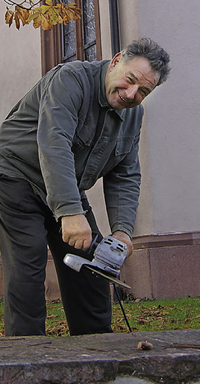 Fritz Gerwig hat sich bei der Instandsetzung der Kirchenmauer  ins Zeug gelegt.  | Foto: Schopferer