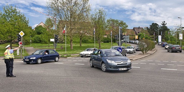 Die Polizei regelte den Verkehr an der...kehr bis an die stliche Ortseinfahrt.  | Foto: Alexander Anlicker