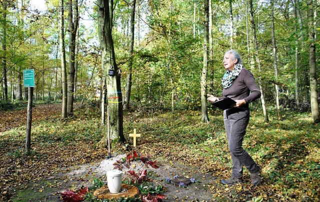 Sabine Schfer, Friedwald-Frsterin der Stadt Rheinau, vor einem der Grber   | Foto: robert ullmann