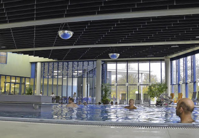 Entspannen kann man sich im Innenbecken der Aqualon-Therme in Bad Sckingen.   | Foto: Felix Held/Axel Kremp