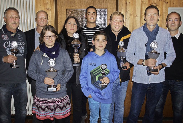 Beim Tennis-Club Haagen ehrten der  Vo...die neuen Vereinsmeister mit Pokalen.   | Foto: Paul Schleer