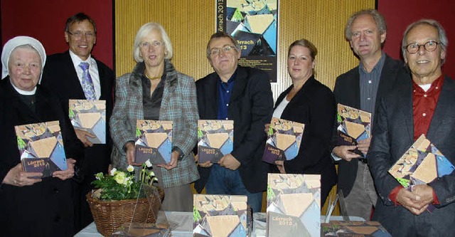 Das Jahrbuch 2013 und die Hauptakteure...gang Gckel und Waldemar Lutz (v.li.)   | Foto: Thomas Loisl Mink