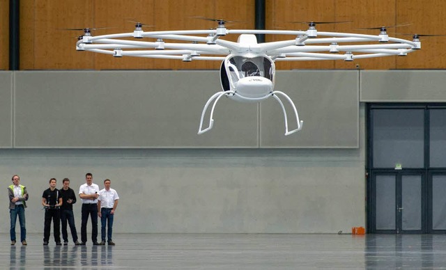 Der Volocopter in der Karlsruher Messehalle  | Foto: dpa