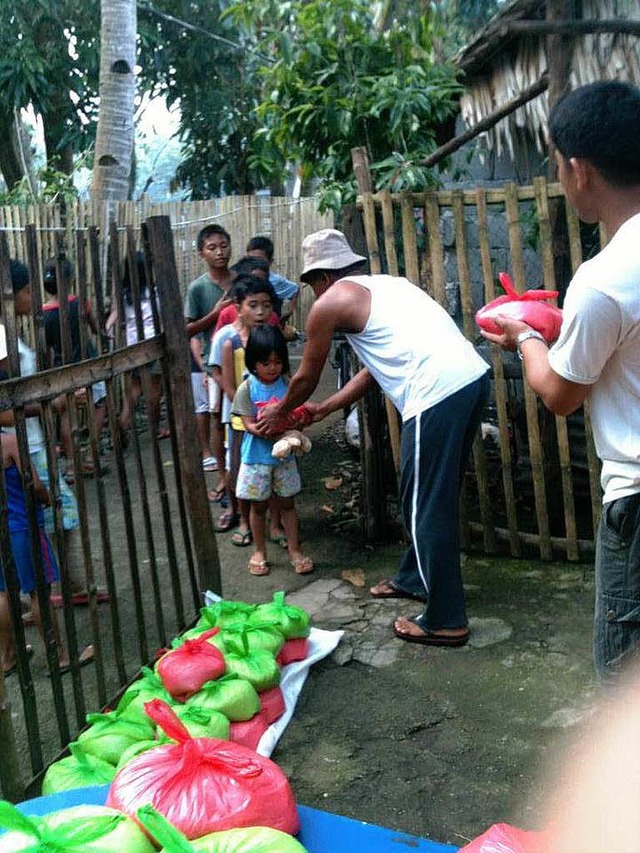 Der Reis, der mit den Spenden aus dem ...Ein-Kilo-Portionen an Kinder verteilt.  | Foto: Privat