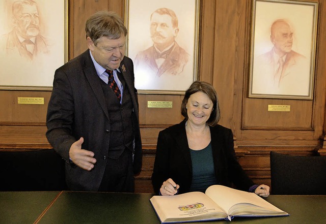 Regierungsprsidentin Brbel Schfer m...ins Goldene Buch der Stadt Waldkirch.   | Foto: Bernd Fackler