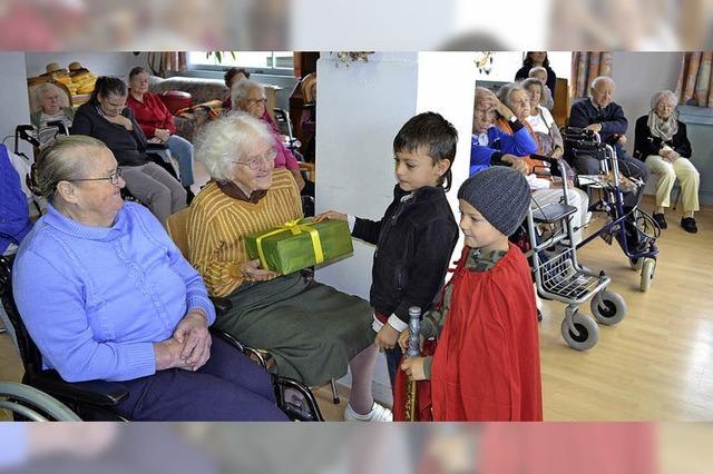 Kinder treffen Senioren
