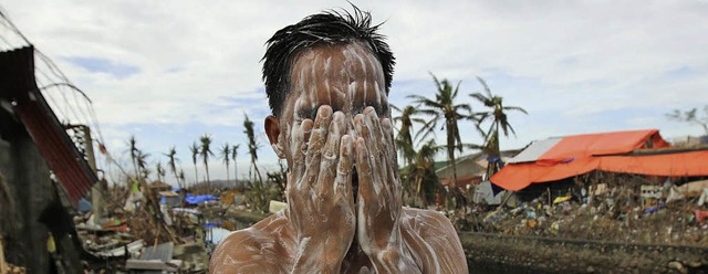 Der Taifun Haiyan hat die philippinisc...in eine Trmmerlandschaft verwandelt.   | Foto: DPA/Patrik Mller