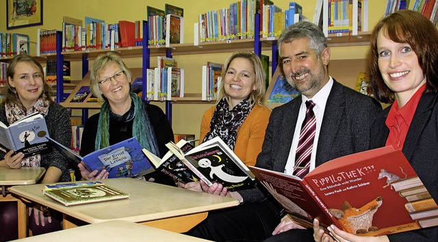 Bcherfans unter sich: Sonja Birkle, S...n die neue Bcherei in der Talschule.   | Foto: Jrn Kerckhoff