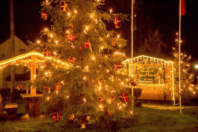 Frhzeitige Weihnachtsdekoration vor d...lkstrauertag beleuchtet und dekoriert.  | Foto: Wilfried Dieckmann