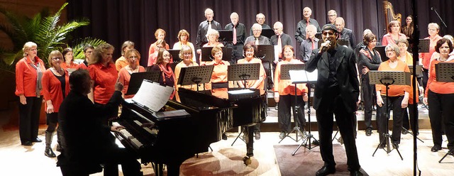 Der Pianist Hubert Weis trat auch als ...h den Chorioso-Dirigenten Guido Berg.   | Foto: Anne Freyer