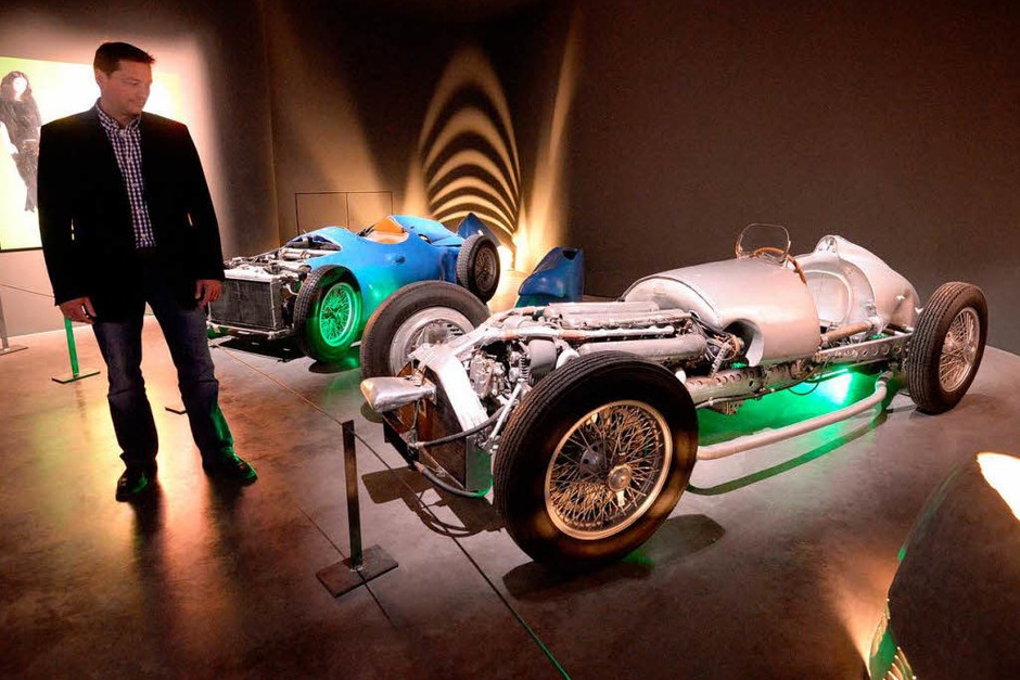Die Premierenschau des Museums Arts & Cars in Singen zeigt Oldtimer aus Mulhouse in Verbindung mit Kunst. (Foto: dpa) Die Premierenschau des Museums Arts & Cars in Singen zeigt Oldtimer aus Mulhouse in Verbindung mit Kunst. (Foto: dpa)