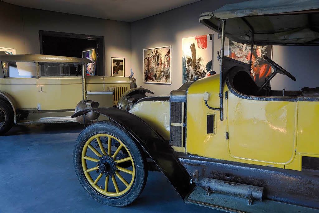 Die Premierenschau des Museums Arts & Cars in Singen zeigt Oldtimer aus Mulhouse in Verbindung mit Kunst.