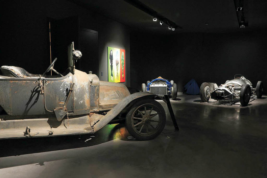 Die Premierenschau des Museums Arts & Cars in Singen zeigt Oldtimer aus Mulhouse in Verbindung mit Kunst.
