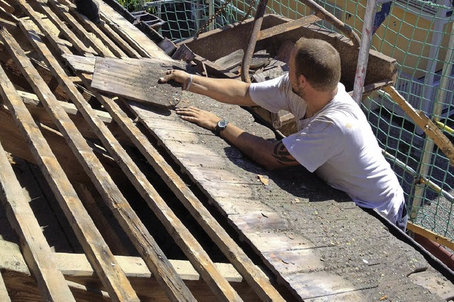 Die Handwerker beim Umbau des Dachstuhls mit den  Dachschrgen   | Foto: Riesterer.de