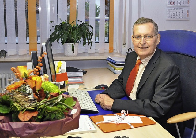 Paul Schmieder in seinem Agenturbro in Winden  | Foto: Ban