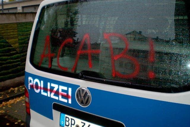 Polizeiauto mit roter Farbe besprht