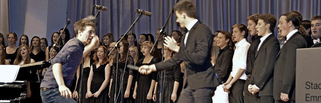 Der Schulchor des Goethe-Gymnasiums un...er mit einer Szene zu &quot;Bond&quot;  | Foto: Sylvia-Karina Jahn