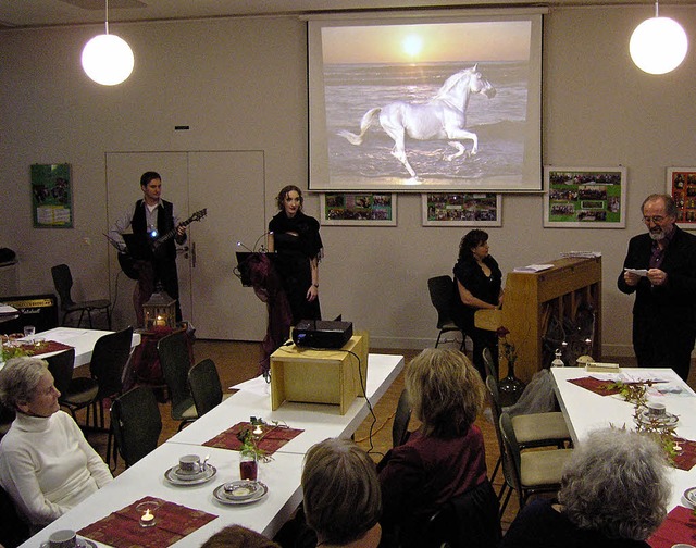 Bilder, Lied- und Textvortrge erfreut...n Besucher im Kenzinger Gemeindesaal.   | Foto: Ute Schler