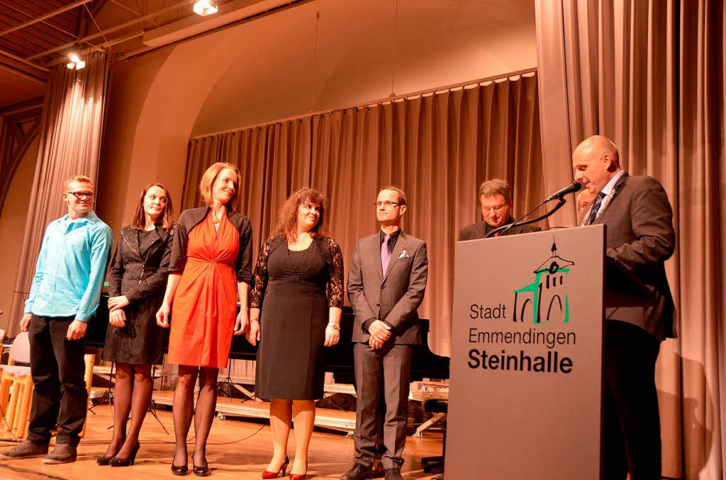 Oberbrgermeister Schlatterer bergibt den Kulturpreis an die Fachschaft Musik