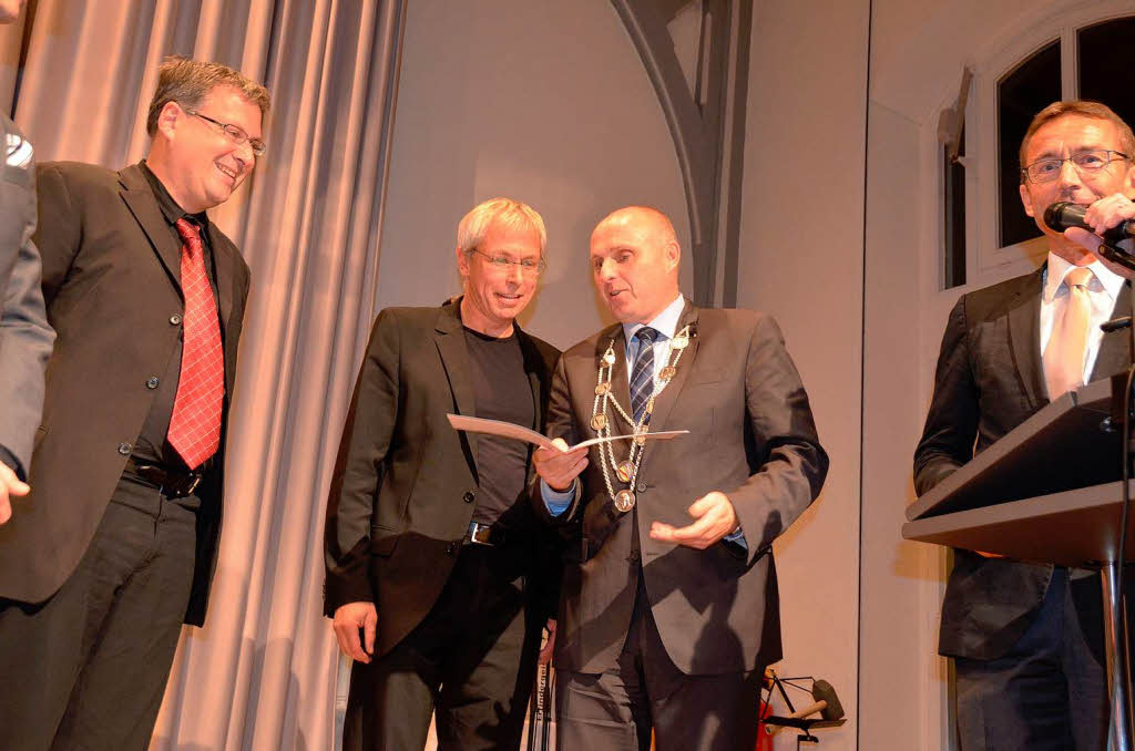 Oberbrgermeister Schlatterer bergibt den Kulturpreis an Joachim Mller; links Berthold Braitsch, rechts Direktor Griehaber.