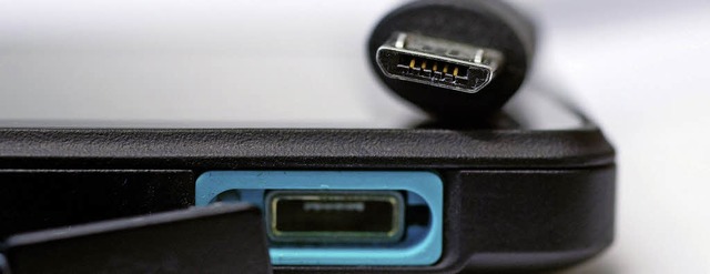 Universeller Anschluss, unterschiedlic...o-USB-Stecker kommt, variiert  stark.   | Foto:  Andrea Warnecke (dpa)