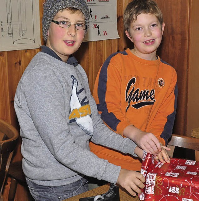 Aaron Dischinger (links) und Lukas Metzger packen ein Weihnachtspckchen.   | Foto: Stefan Pichler