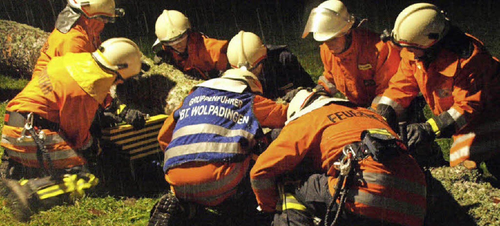 Bei der unangekündigten Alarmprobe der...die Rettung einer eingeklemmten Person  | Foto: Karin Stöckl-Steinebrunner