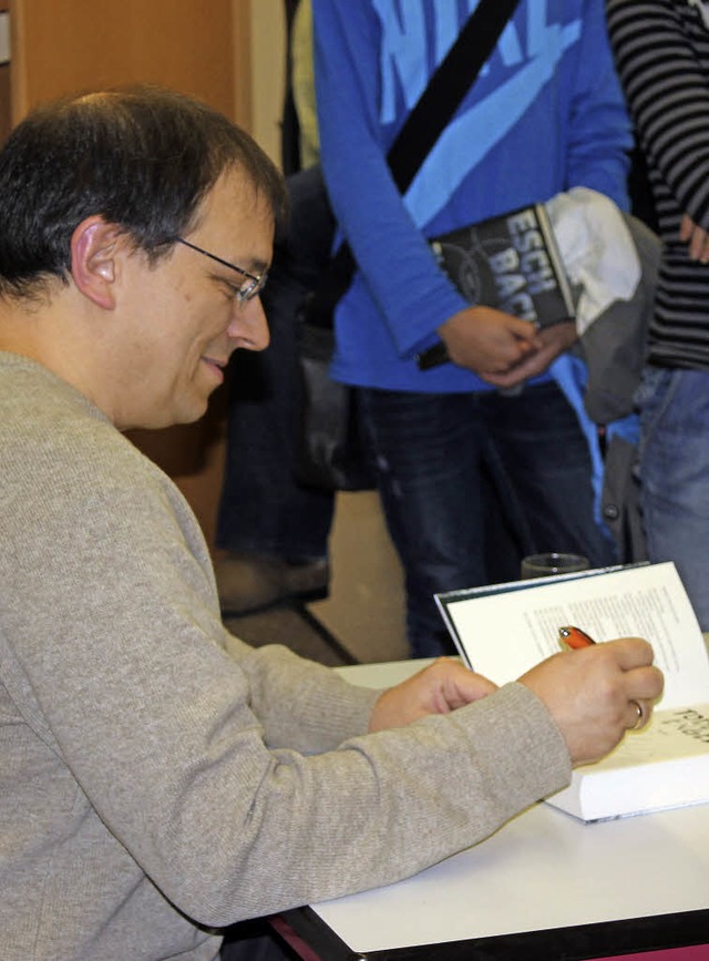 Andreas Eschbach signiert sein Buch fr Zuhrer.  | Foto: J. SIEBERT