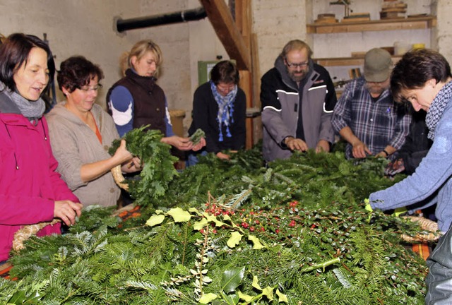 Viel Reisig fr einen guten Zweck: Der...er Lebenshilfe  fr den Adventsmarkt.   | Foto: Eva Korinth