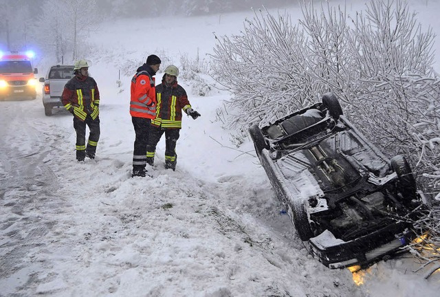 Im Straengraben landete dieses Auto.  | Foto: Kamera 24