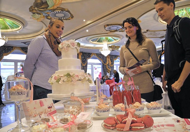 Hochzeitsplanerin Isabell Grabbe (link...tachten das Angebot an der Candy Bar.   | Foto: Sophia Hesser