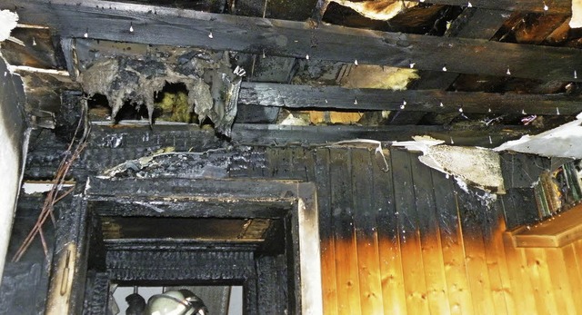 Verkohlte Decke nach dem Brand in einem Wohnhaus in Happach-Zinken   | Foto: Feuerwehr