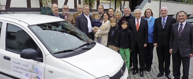 Kiwanis spendet ein Einsatzfahrzeug (v...und die Kinder Meo, Emanuel und Maxi.   | Foto: Cornelia Weizenecker