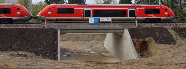 Die neue Eisenbahnbrcke, unter der di...Bundestrasse betrgt reichlich 6 Meter  | Foto: Rolf Reimann