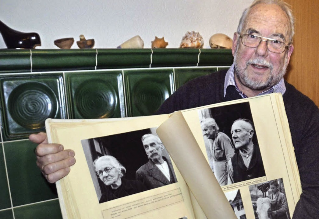Helmut Bauckner mit dem Original: Die Fotodokumentation  Wyhlen 1944.   | Foto: Martina Weber-Kroker