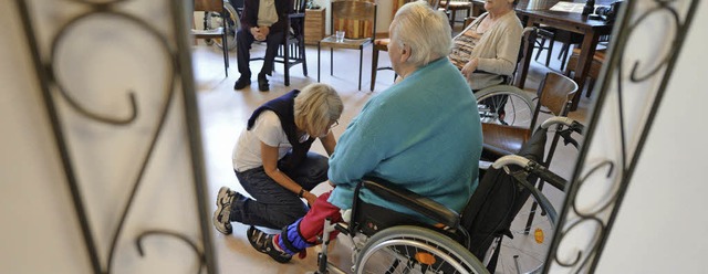 Die Rentenversicherung verlangt Abgabe...reiberufliche Pflegekrfte einsetzen.   | Foto: DPA
