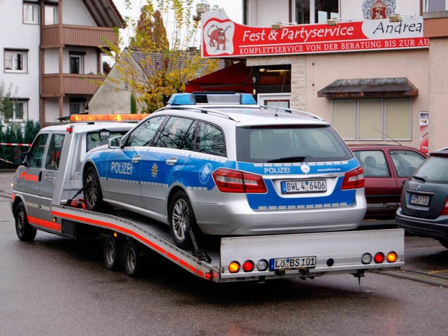 Der Streifenwagen der Tatnacht wurde e...nerstag nochmals nach Istein gebracht.  | Foto: Marco Schopferer