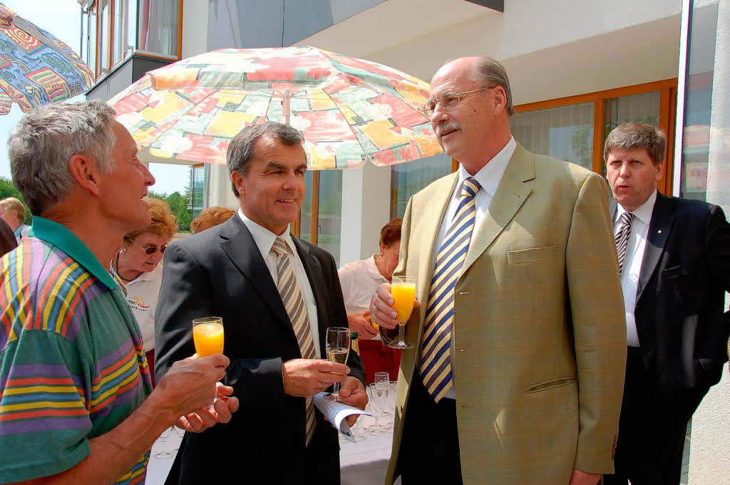 2007: Bernhard Scherer im Gespräch mit dem damaligen Regierungspräsident Sven von Ungern-Sternberg (rechts) 2007: Bernhard Scherer im Gespräch mit dem damaligen Regierungspräsident Sven von Ungern-Sternberg (rechts)
