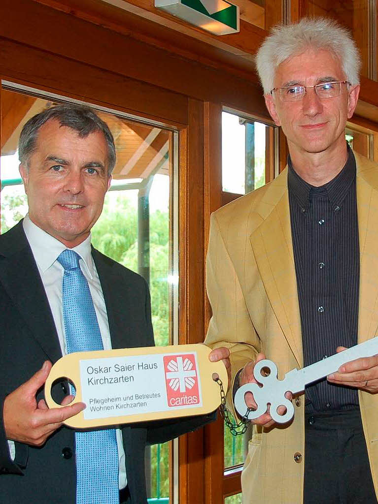 2011: Offizielle Schlüsselübergabe im Oskar-Saier-Haus in Kirchzarten. 2011: Offizielle Schlüsselübergabe im Oskar-Saier-Haus in Kirchzarten.