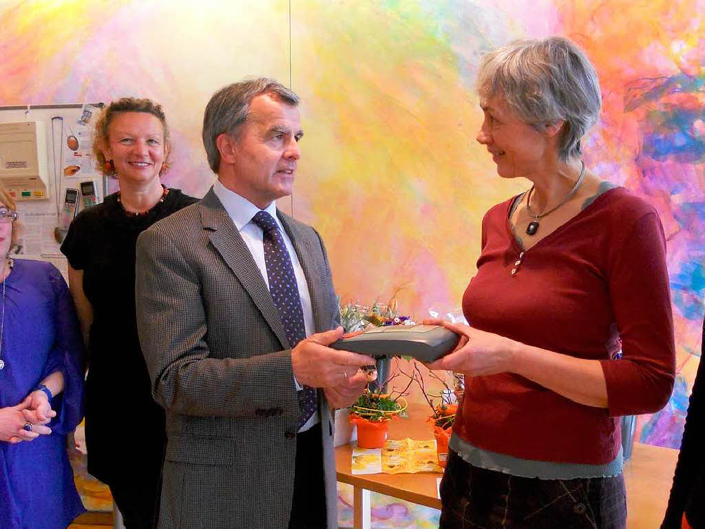 2011: Symbolisch übergibt Bernhard Scherer den Hausnotrufdienst an Waltraud Kannen von der Sozialstation Südlicher Breisgau 2011: Symbolisch übergibt Bernhard Scherer den Hausnotrufdienst an Waltraud Kannen von der Sozialstation Südlicher Breisgau