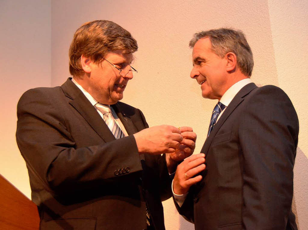 November 2013: Bernhard Appel zeichnet Bernhard Scherer zu dessen Abschied mit dem Caritas-Ehrenzeichen in Gold aus. November 2013: Bernhard Appel zeichnet Bernhard Scherer zu dessen Abschied mit dem Caritas-Ehrenzeichen in Gold aus.