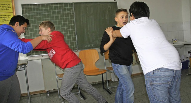 Auch &#8222;Kampfspiele&#8220; gehren...gebotsspektrum der Schulsozialarbeit.   | Foto: marlies Jung-Knoblich