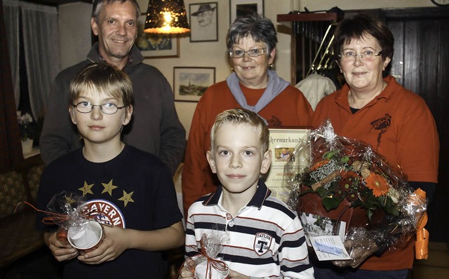 Vereinschefin Monika Kaltenbacher-Gns...r fr jeweils 10 Jahre Mitgliedschaft.  | Foto: Chris Seifried