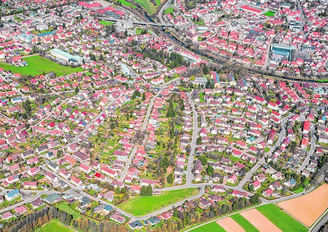 Entlang der Hermann-Fischer-Allee (obe...eter hoher Damm aufgeschttet werden.   | Foto: Blessing