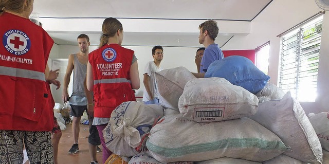 Freiwillige auf den Philippinen  beim ...n von  Hilfsgtern des Roten Kreuzes.   | Foto: Fotos: ZVG