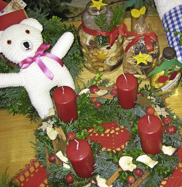 Krnze, Decken, Kerzen, Kekse und auch...eug dominiert auf den Adventsmrkten.   | Foto: Deubler