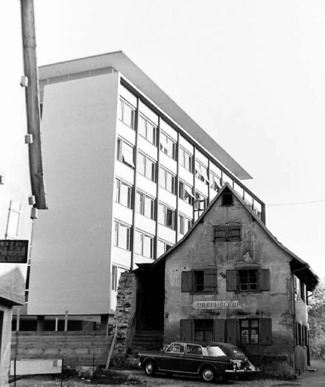 Das letzte Haus einer Huserzeile am L... 1960er Jahre dem Bank-Neubau weichen.  | Foto: Armin Mller