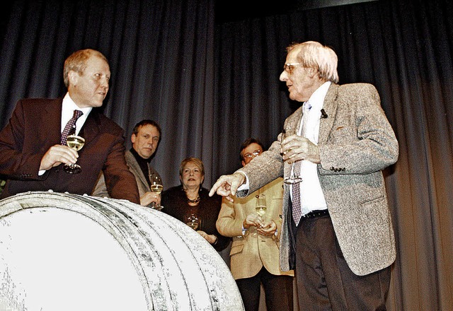 Dieter Hildebrandt und Hermann Drflin...hung des Gutedelpreises im Jahr 2004.   | Foto: Archiv:Michaelis